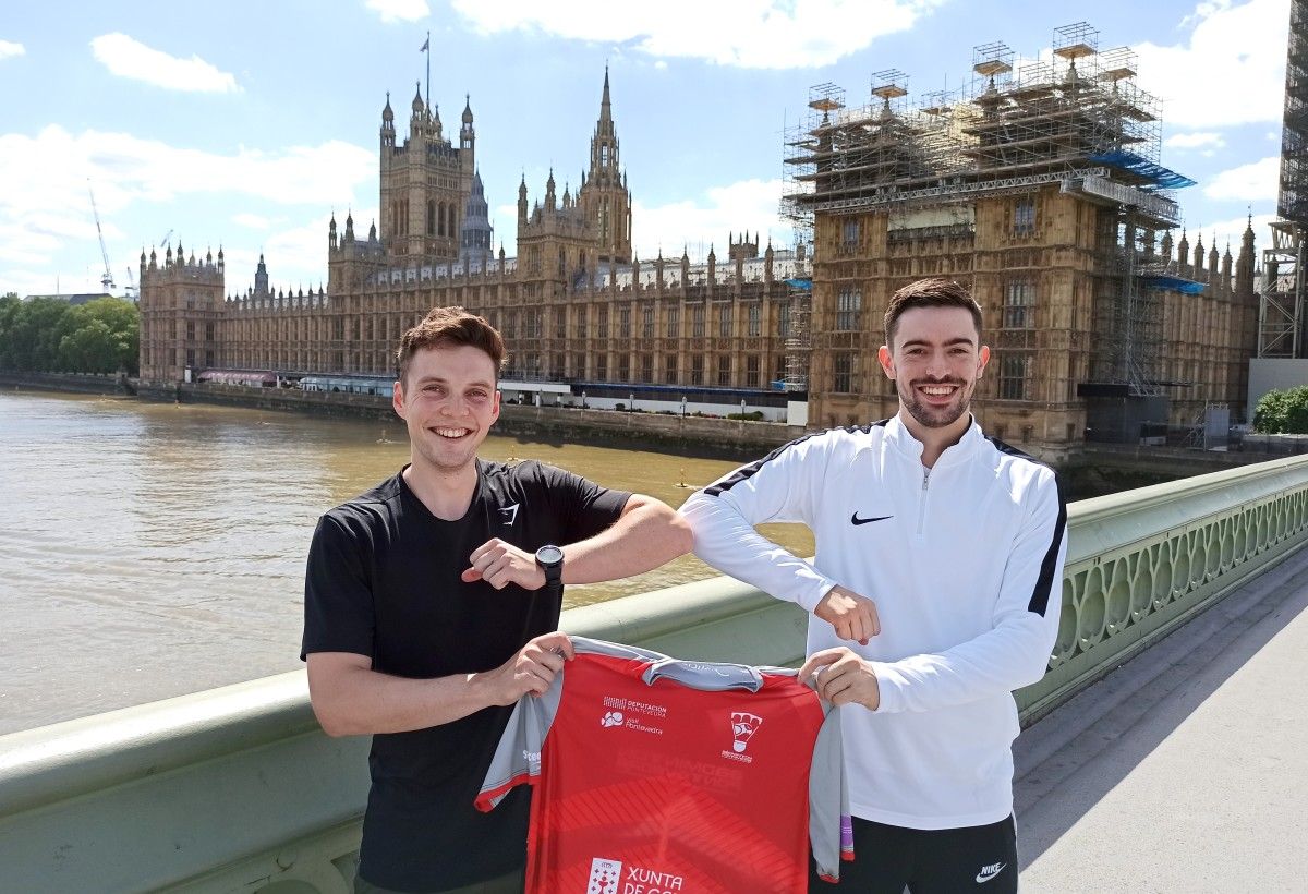 Jesús Pereiro posa en Londres con uno de los fichajes del Ravachol, David King