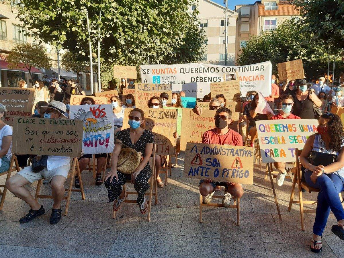 Protesta simbólica en Bueu para reivindicar que Educación repense os protocolos para o novo curso escolar (arquivo)