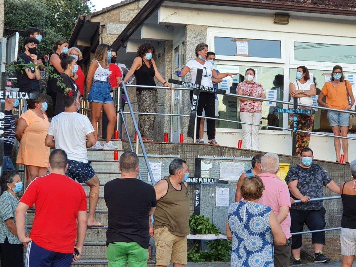 Velatorio de protesta por el cierre del consultorio de Ponte Sampaio