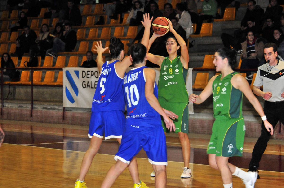 Ana Martín, co balón no partido entre Cortegada e Arxil