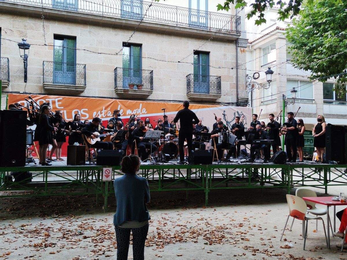 Actuación de Os Coribantes de Buchabade en el ciclo 'Noites de terraza' 
