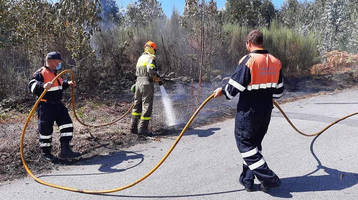 Extinción dun dos incendios rexistrados en Cerdedo-Cotobade