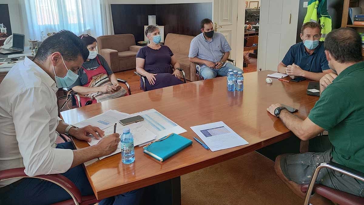 Reunión delo alcalde de Ponte Caldelas con comerciantes del municipio