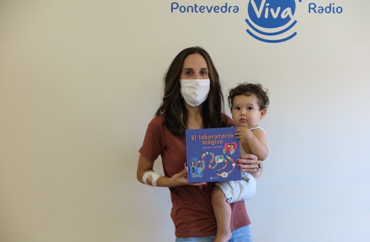 Berta  Cortez Lombao, con Tiago e unha edición do seu primeiro conto infantil en PontevedraViva Radio