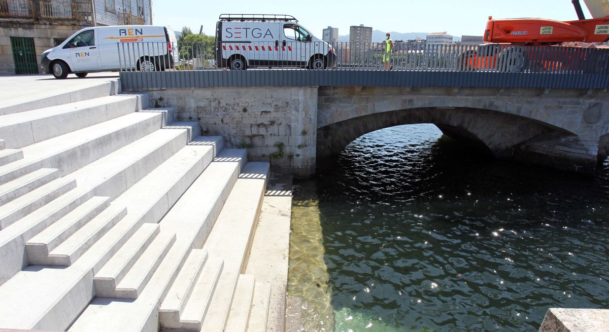 Escaleras de acceso al río en el puente de O Burgo