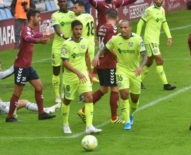 Borja Martínez (dorsal 8) en el partido entre Pontevedra y Getafe B en Pasarón
