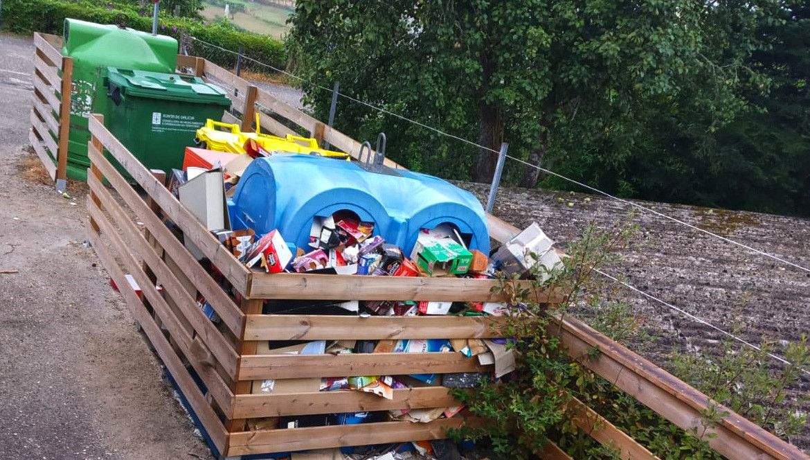 Contedores desbordados en Cerdedo-Cotobade