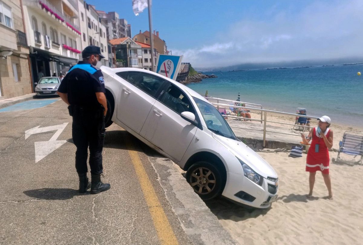 Un vehículo precipítase á praia de Raxó