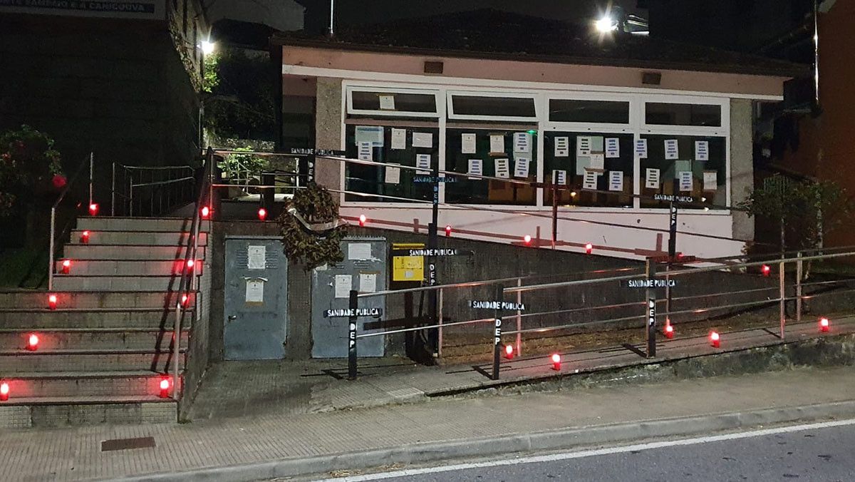 Velas y cruces en el consultorio de Ponte Sampaio