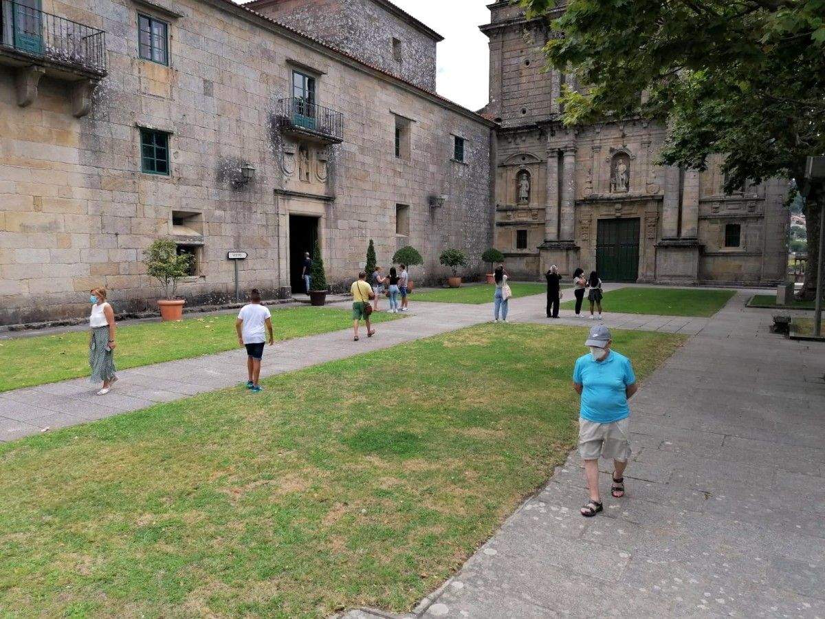 Turistas en el entorno del Mosteiro de Poio