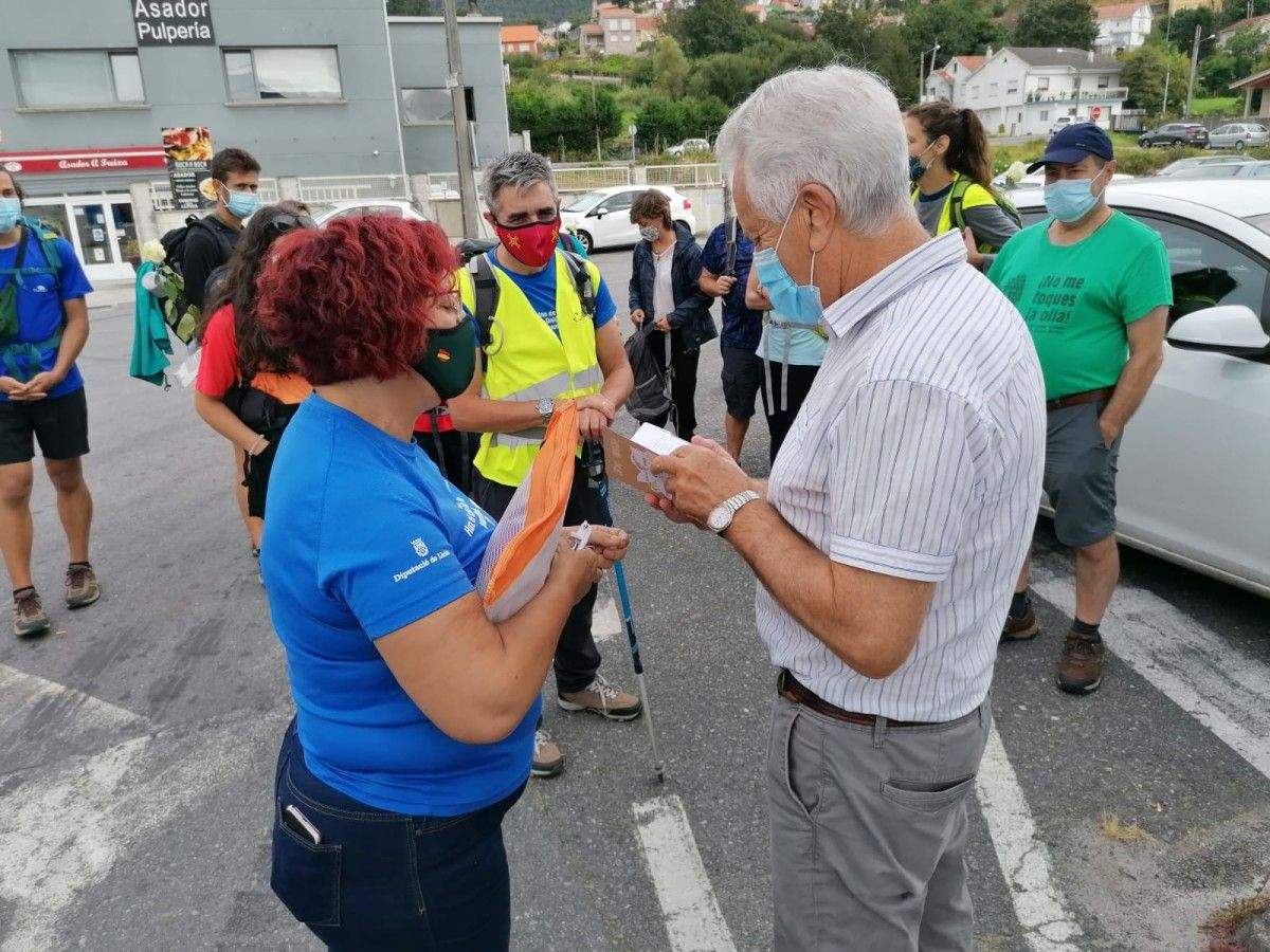 Integrantes da Asocación Camiño Universal a Compostela co alcalde de Poio