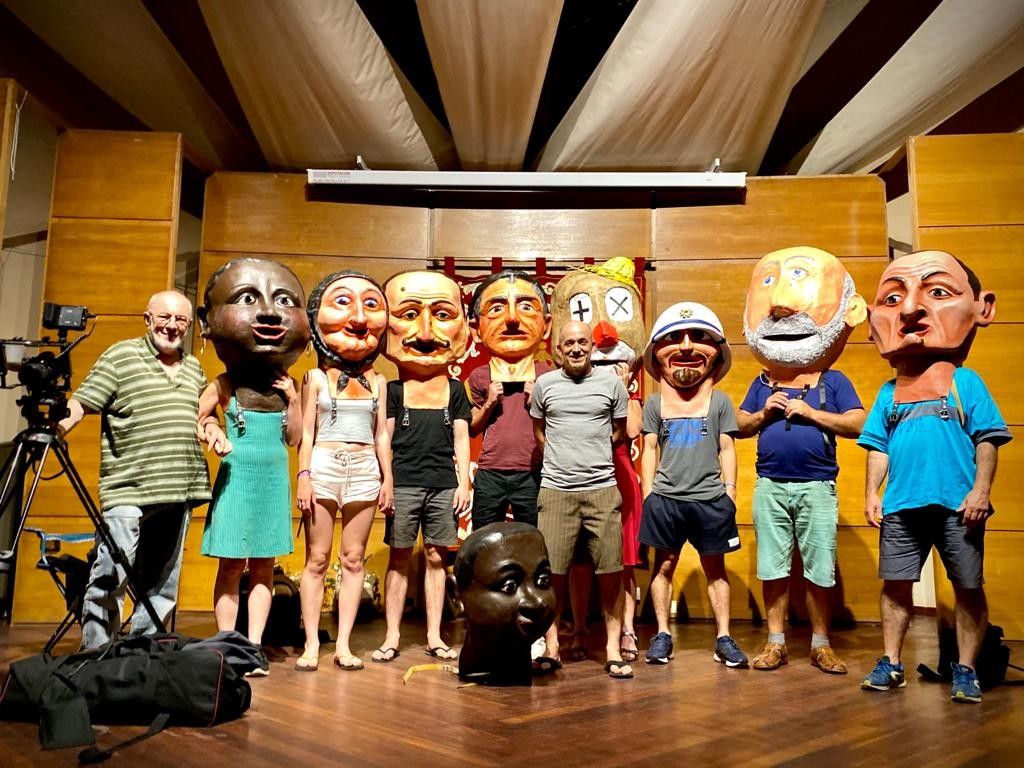 Gravación do vídeo artístico 'Undesirable Aliens', do artista Juan Pérez Agirregoikoa con cabezudos de Caldas