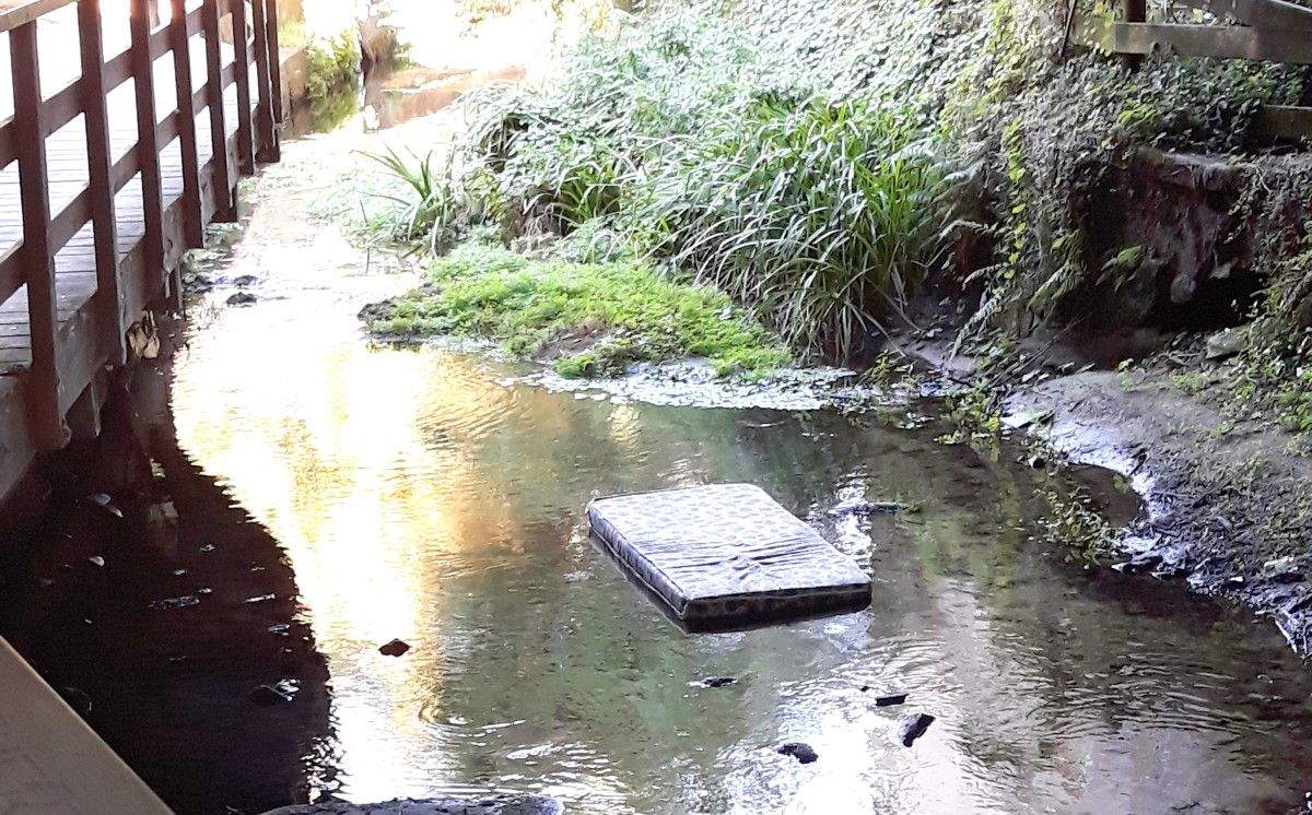 Colchón no leito do río dos Gafos