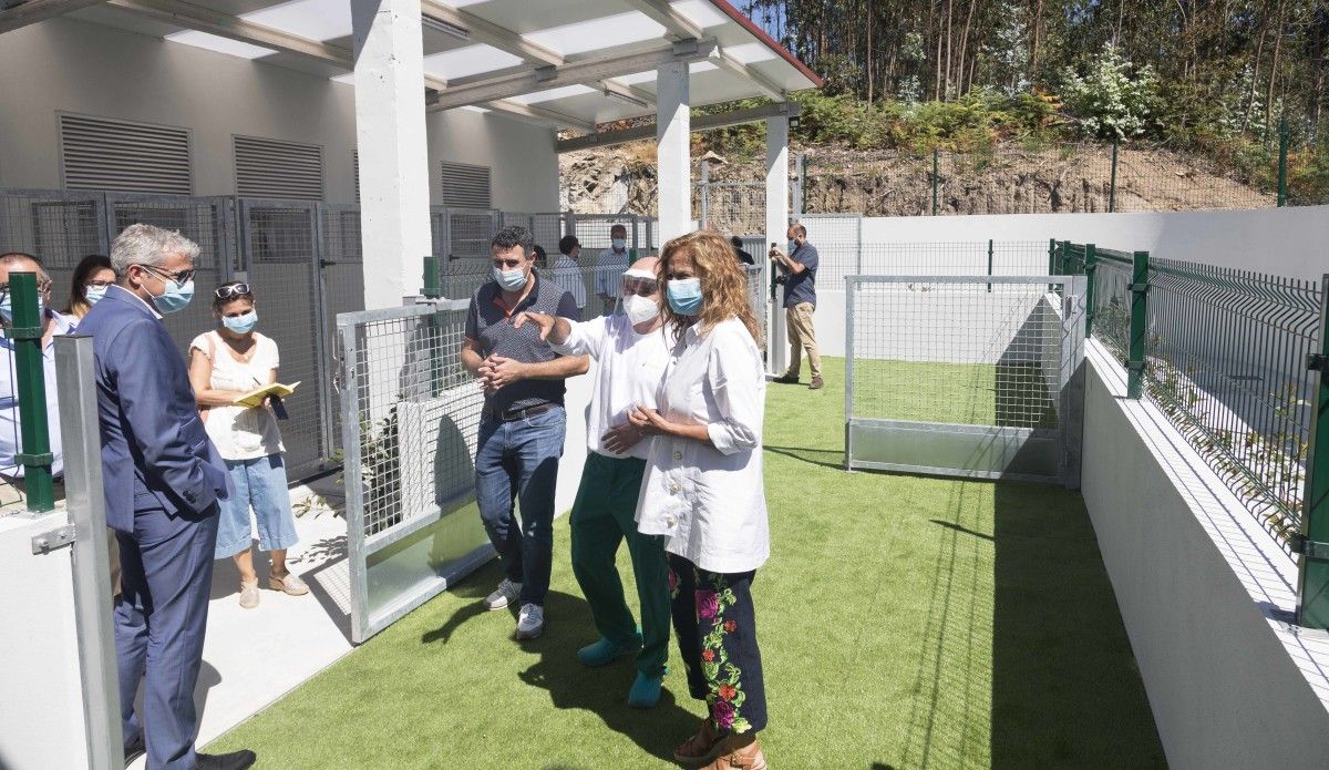Visita de la presidenta provincial Carmela Silva al Centro de Acogida y Protección de Animales