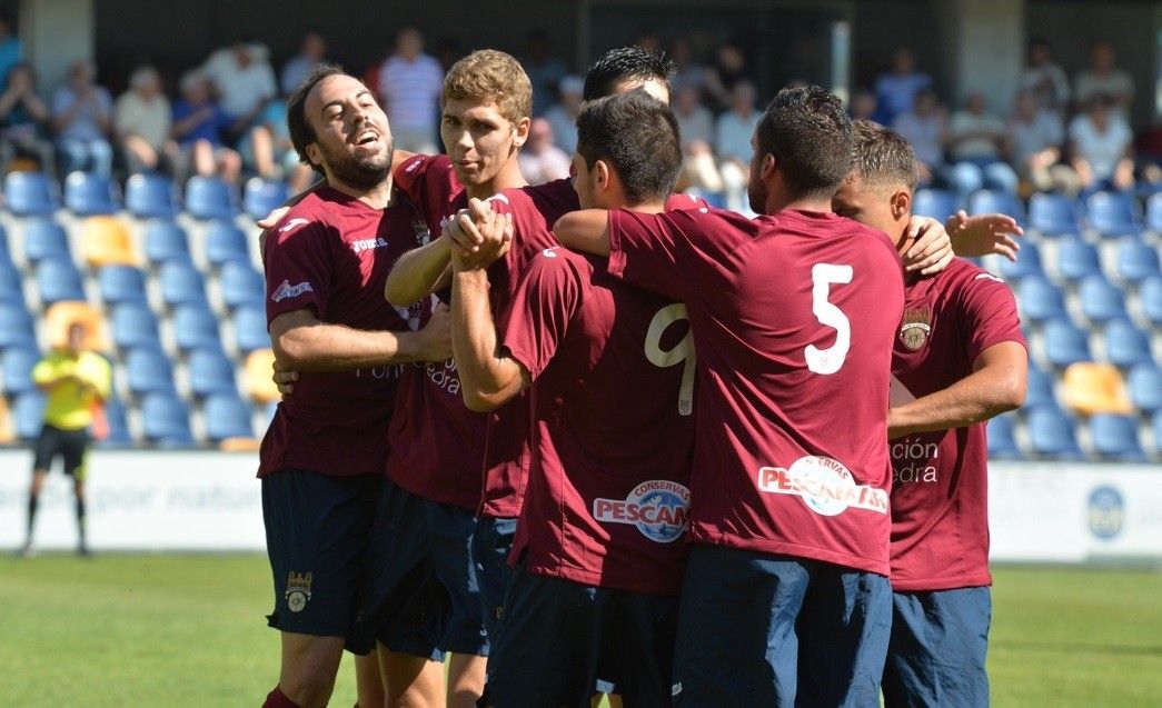 Los jugadores del Pontevedra abrazan a Jorge Rodríguez tras marcar el primer gol al Bergantiños