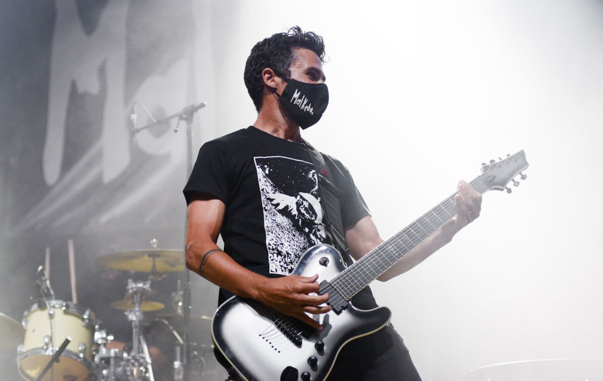 Javier Gómez Noya tocando a guitarra no concerto de Malkeda