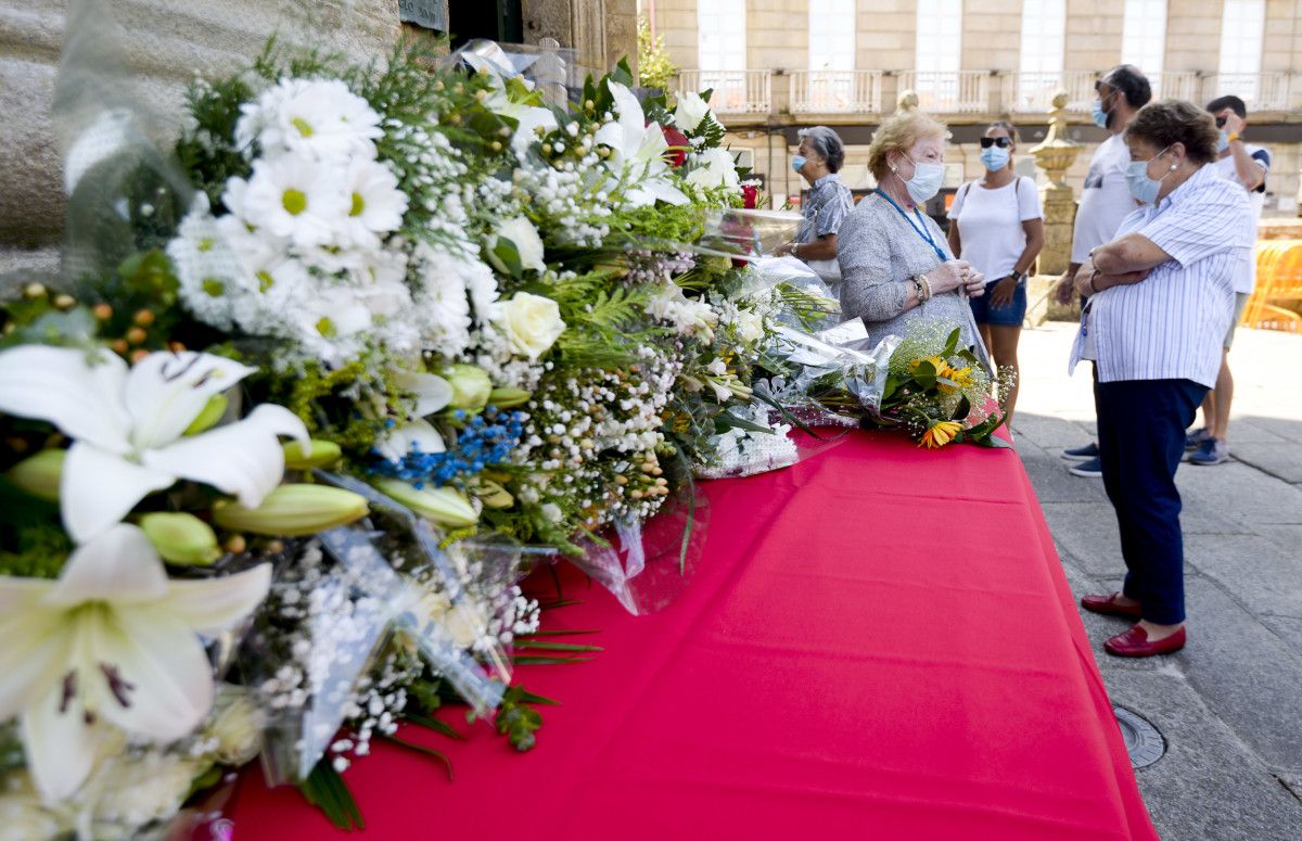 Ofrenda floral espontánea á Virxe Peregrina