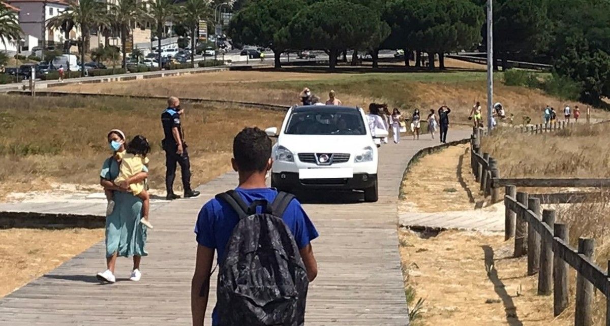 Unha turista despistada irrompe co coche na pasarela de madeira de Baltar