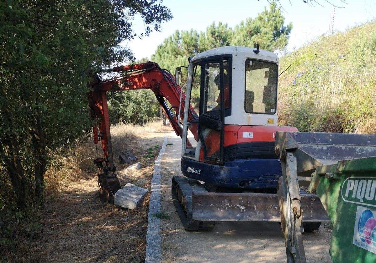 Traballos de reparación no sendeiro da Lanzada
