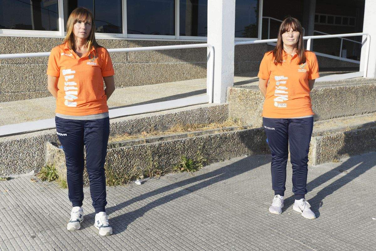 A adestradora do Teucro Irene Vilaboa, xunto á súa axudante e irmá Rosa