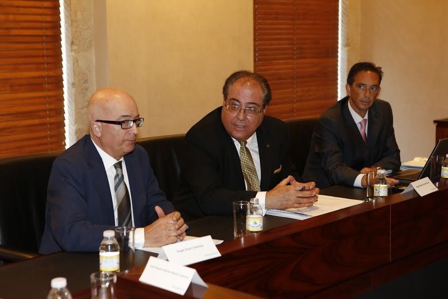 Miguel Ángel Escotet (no centro), presidente do patroado de Afundación