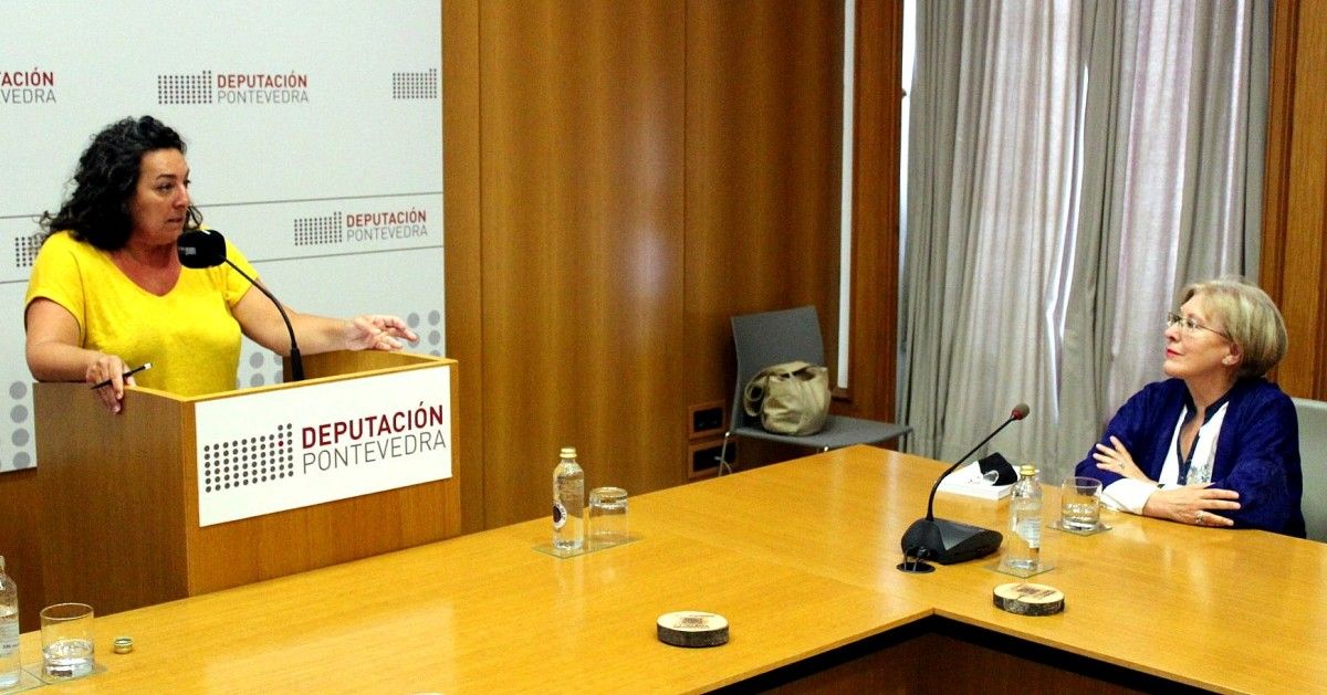 A deputada María Ortega e a xornalista Tareixa Navaza