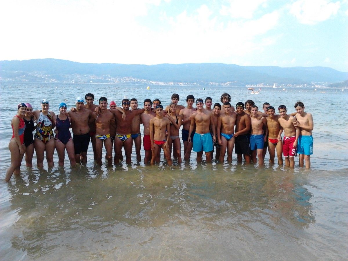 Entrenamiento del Waterpolo Galaico en la playa de Mogor