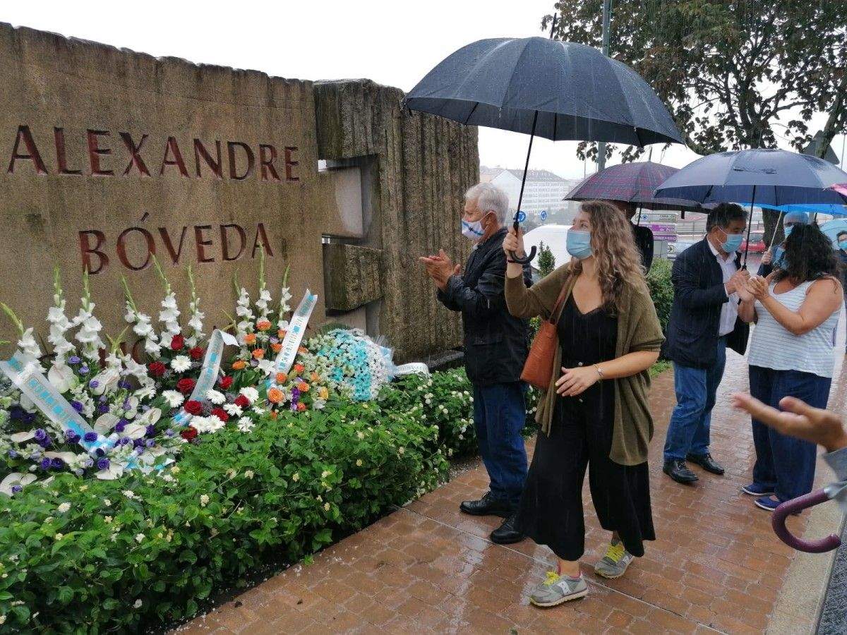 Ofrenda floral a Alexandre Bóveda na Caeira