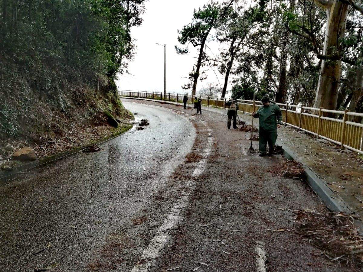 Tarefas de limpeza no acceso ás praias