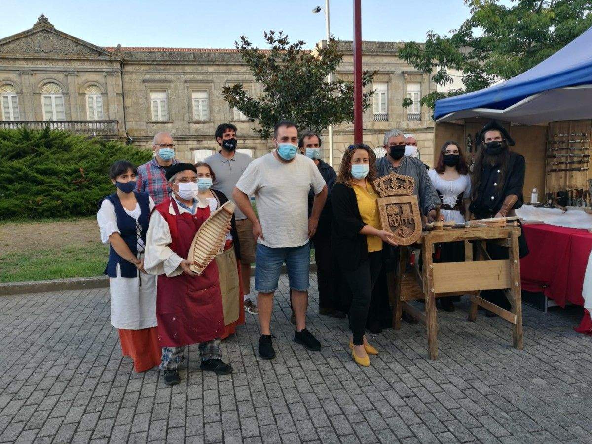 Entrega da réplica do escudo de Marín por parte dos artesáns da Festa Corsaria