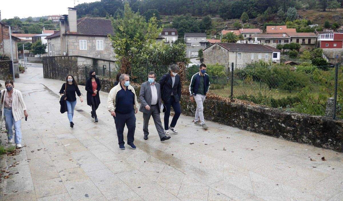 Visita de Carlos López Font e Carlos Costa ás obras no centro urbano de Campo Lameiro