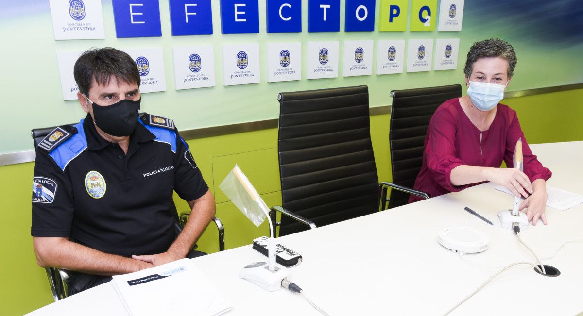 A concelleira Eva Vilaverde e o xefe de Policía Local en funcións, Jesus Cal, presentan o operativo de seguridade do campionato de España de Tríatlon Sprint