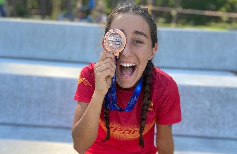 A triatleta júnior Elsa Pena consigue a medalla de bronce na Copa de Europa de Riga despois de correr dous kilómetros descalza