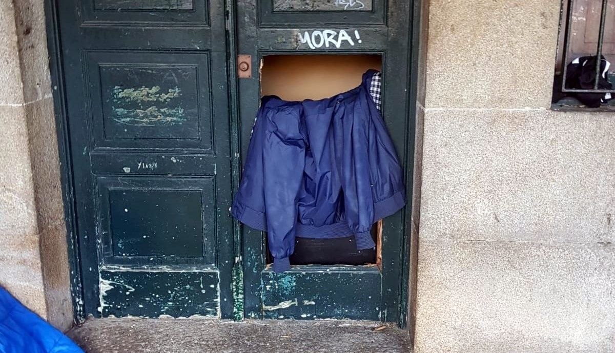 Anaco da porta que romperon para entrar no local da UXT