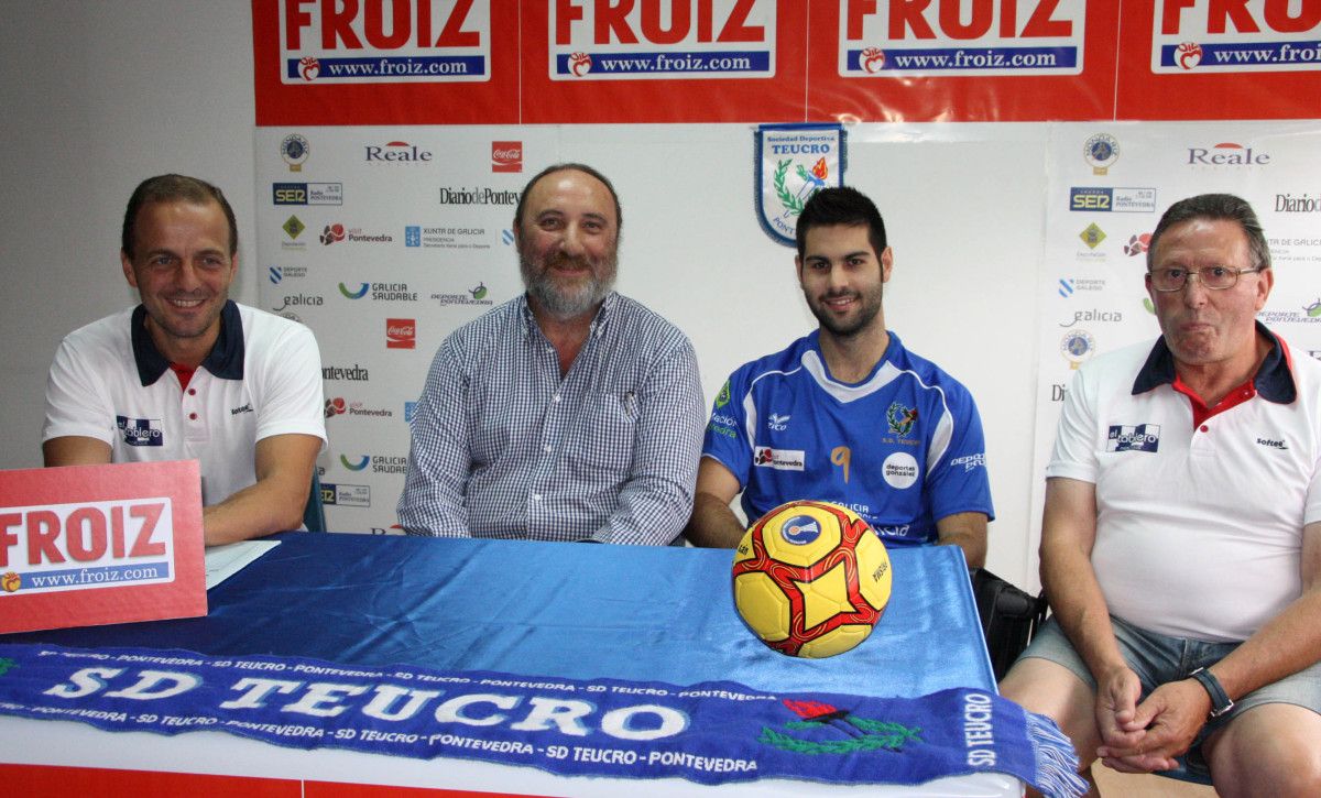 Presentación de Adrián Pumar como jugador de la SD Teucro