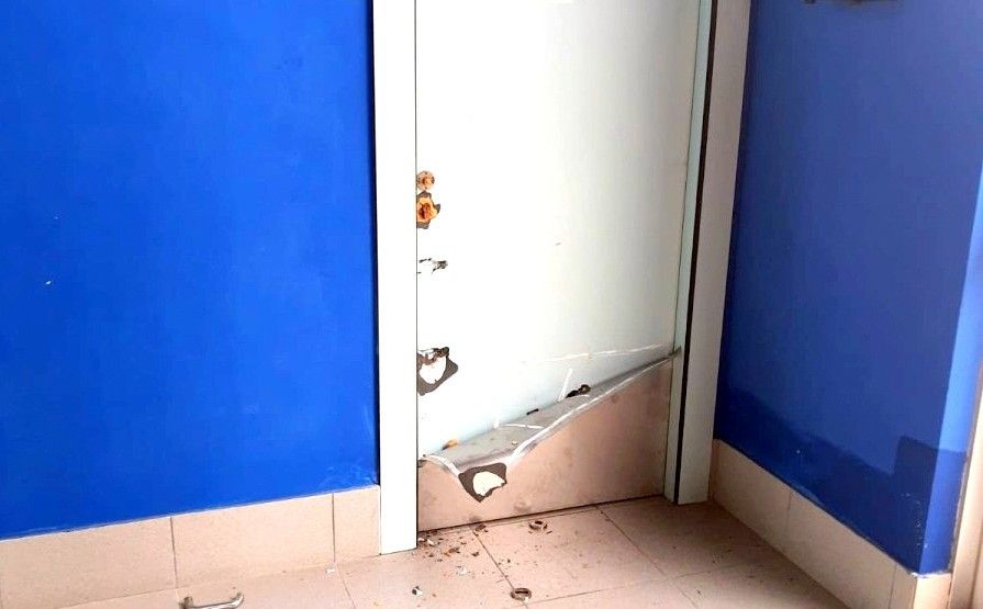 Porta forzada na Piscina de Sanxenxo