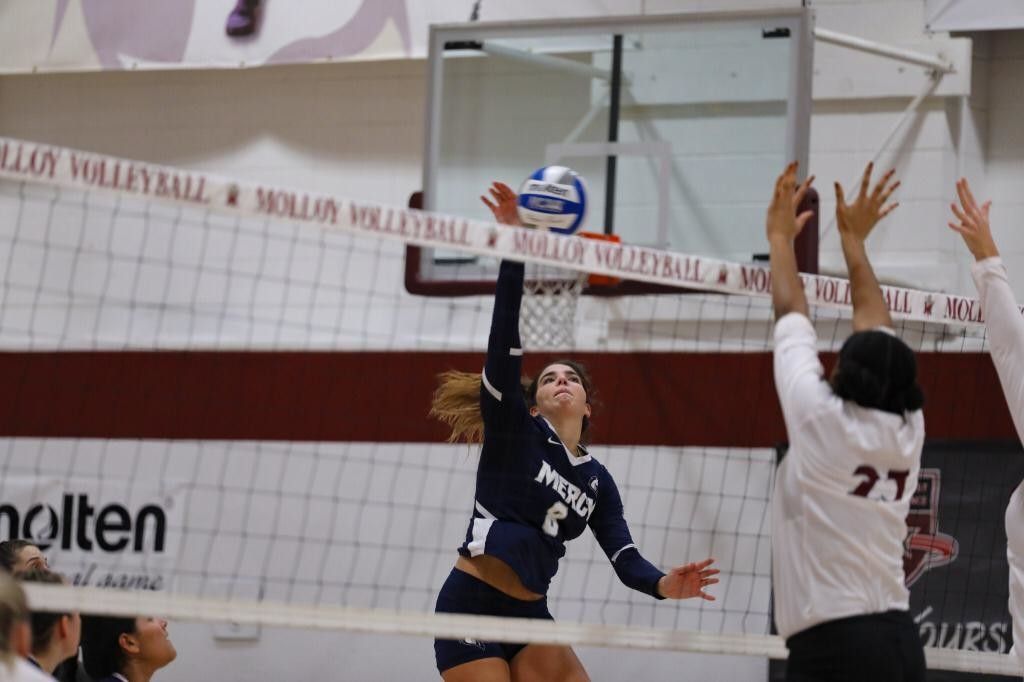 A xogadora d voleibol Loreto Núñez durante un partido co equipo da súa anterior universidade