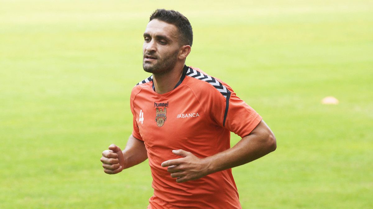 Víctor Vázquez 'Churre' entrenando con el Pontevedra en Pasarón