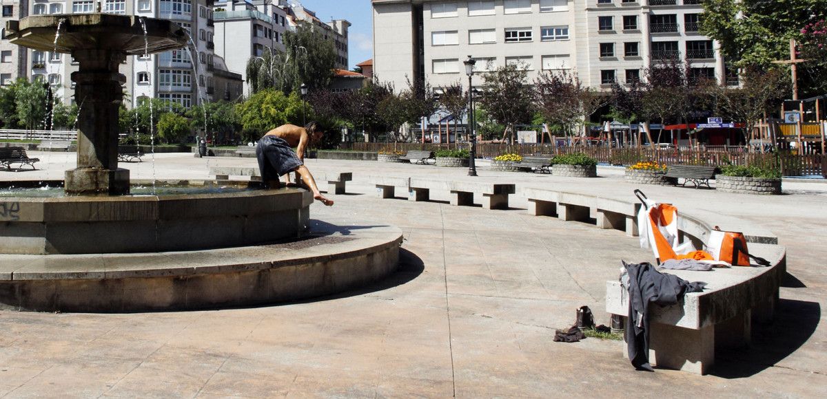 Un hombre bañándose en la fuente de la plaza de Barcelos