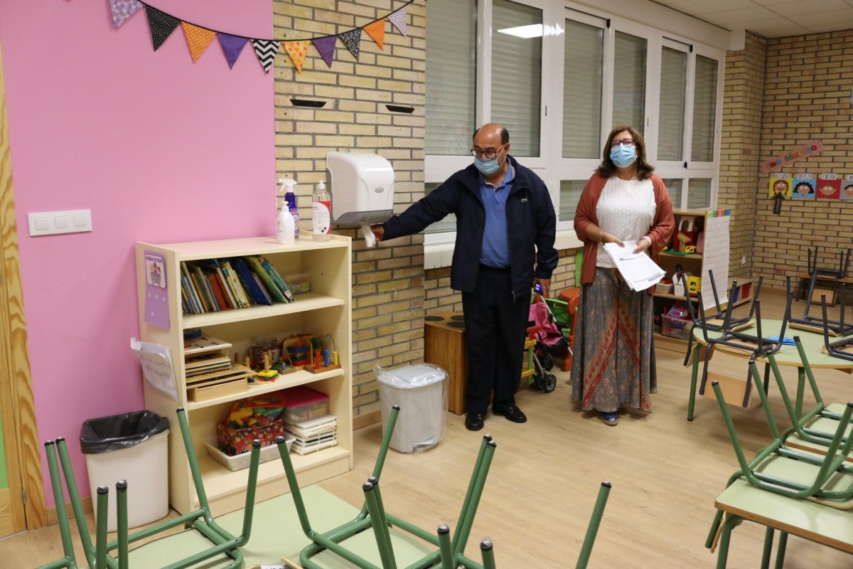 César Pérez Ares, jefe territorial de Educación, visita el CEIP de Tenorio (archivo)