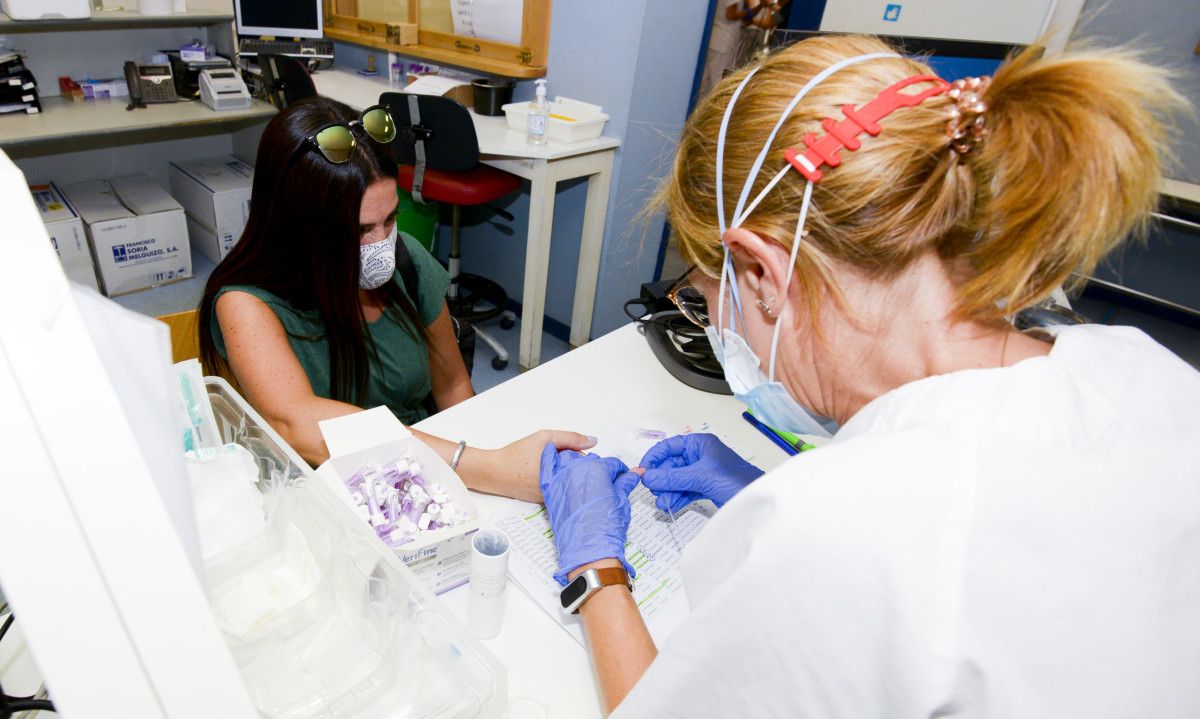 Tests rápidos de anticorpos no Hospital Provincial para cribados preventivos a profesores