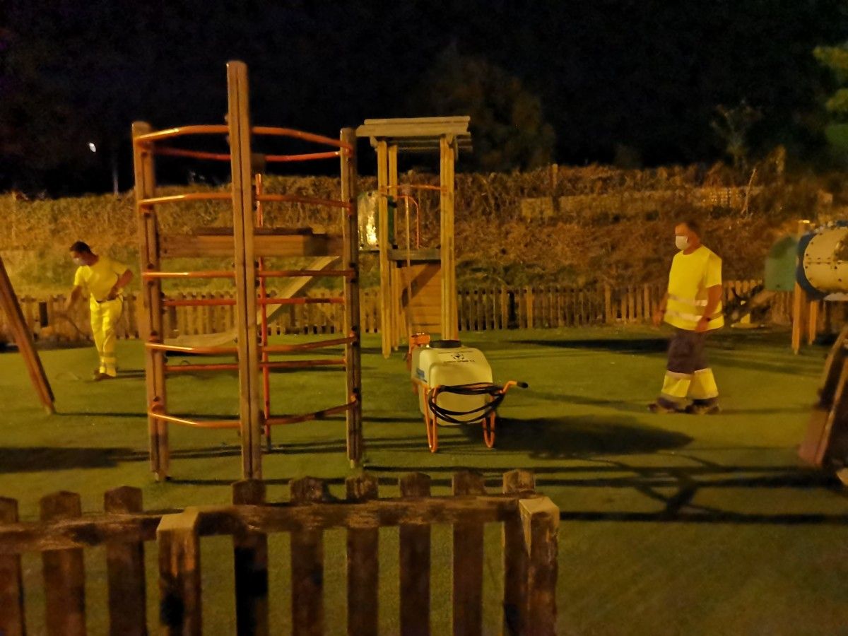 Traballos nocturnos de limpeza e desinfección nos parques infantís de Pontevedra