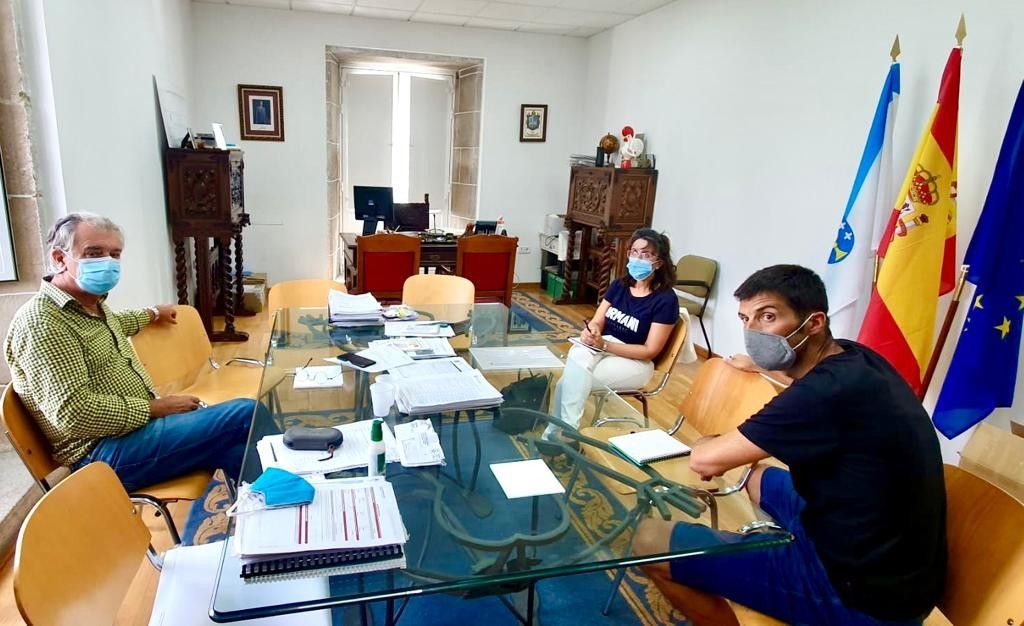 Reunión del alcalde y concejal de Educación de Caldas ante el inicio del curso escolar