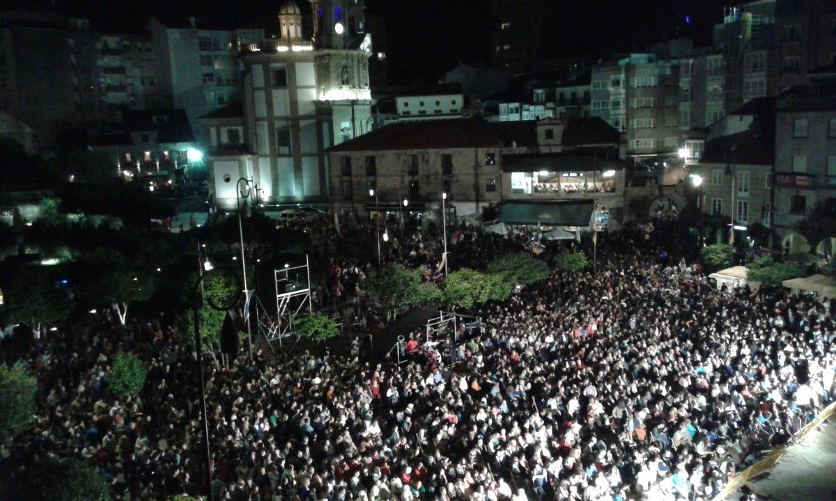 Público asistente ao espectáculo de inauguración da Feira Franca