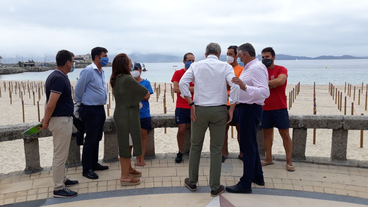 Visita de Alfonso Rueda e Telmo Martín á praia de Silgar