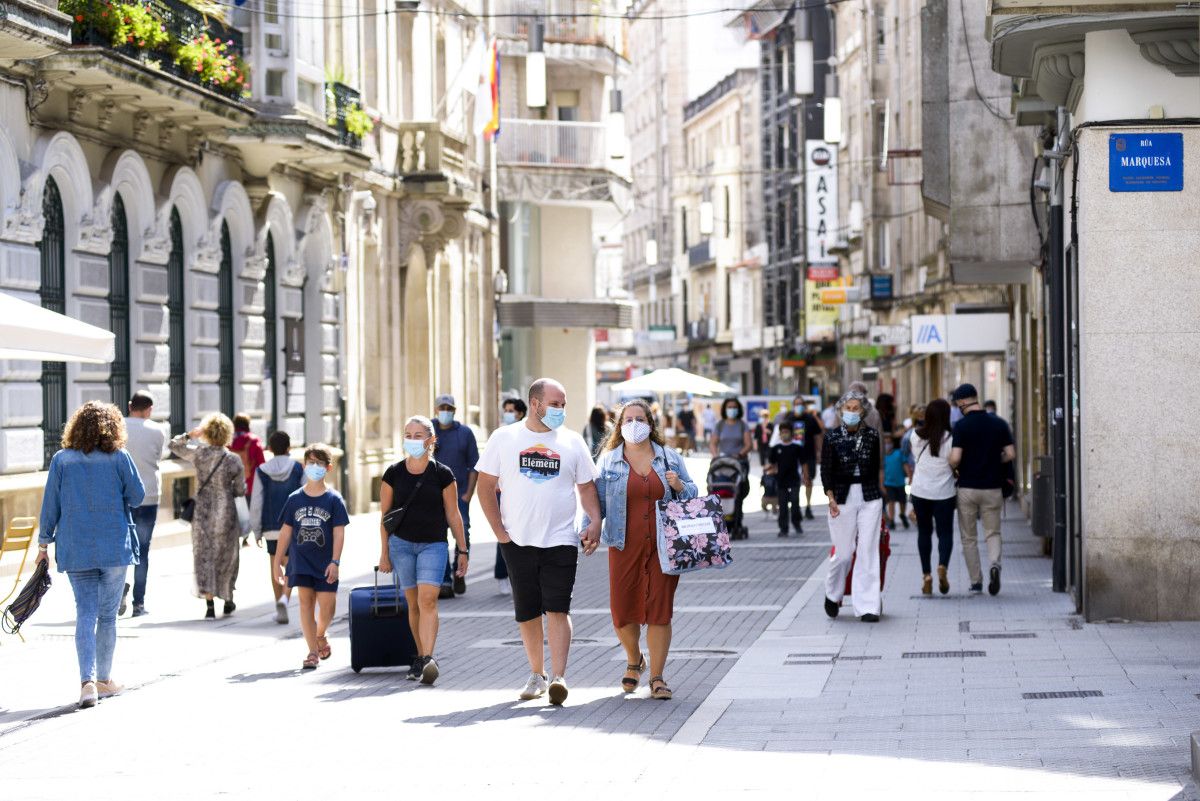 Personas caminando con mascarilla por las calles de Pontevedra