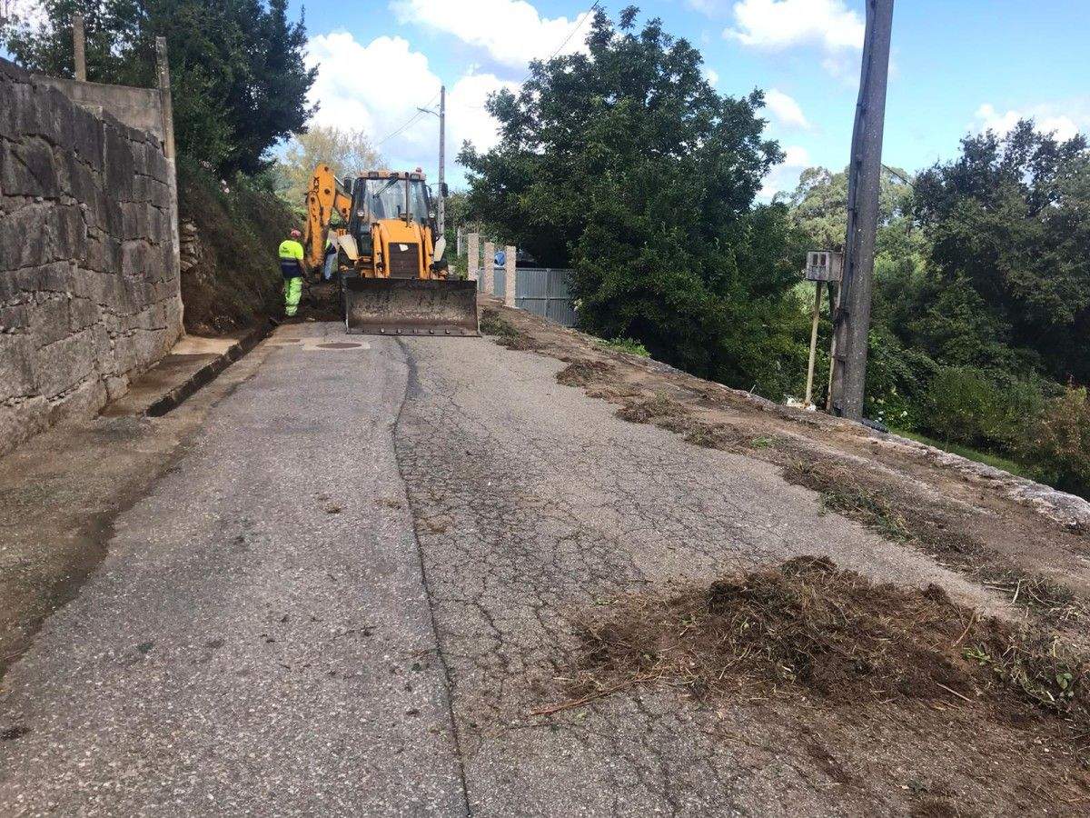 Obras de mellora dun camiño rural na parroquia de Santo Tomé de Piñeiro de Marín