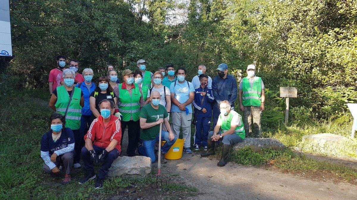 Persoas que participaban na última sesión da campaña de limpeza do río Gafos