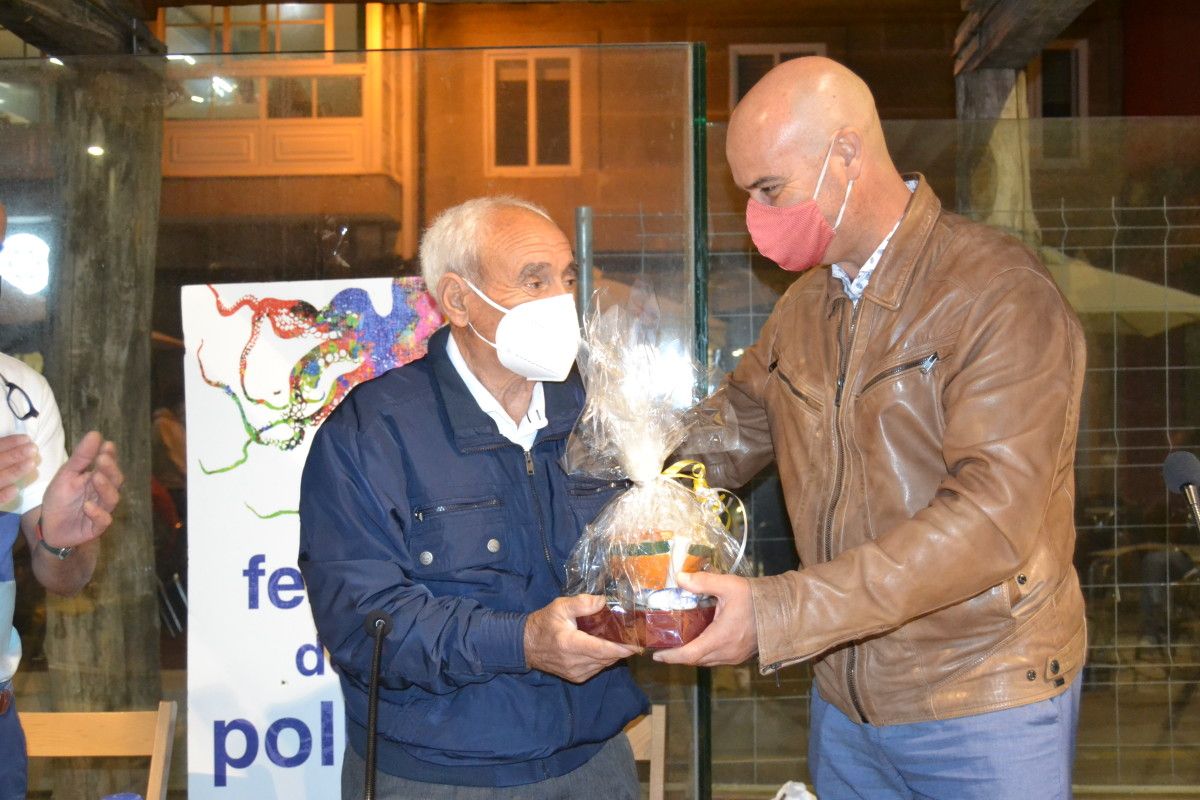 O alcalde de Bueu, Félix Juncal, entrega un  obseguio a Francisco Villar Lemos, homenaxeado nas xornadas de pesca do polbo