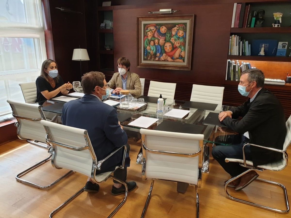 Reunión entre a conselleira de Infraestruturas e o alcalde de Barro